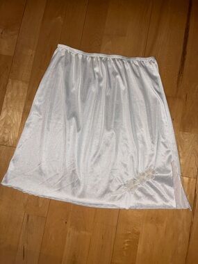 RARE Vintage White Satin Slip Skirt Floral-Embroidered Scallop Hem Elastic Waist